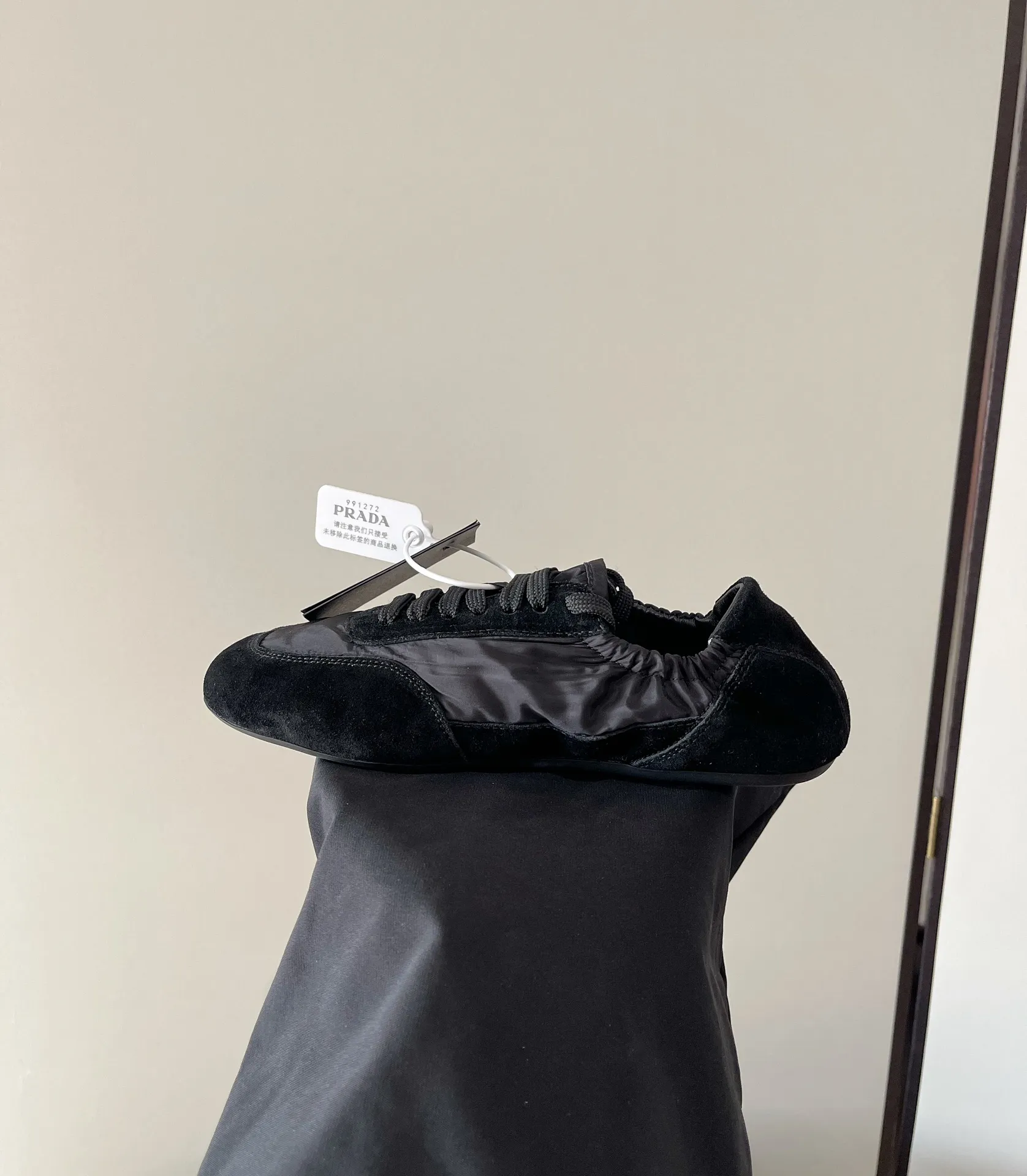 👟👟Ex-factory price 540👟👟 PRADA multi-color comfortable new Dexun ballet shoes in early spring🥂 The original top-quality replica is sold simultaneously at the counter. The fabric is made of specially imported fabrics mixed with Beijing leather. The whole pair of shoes has a very high texture. The lining is cowhide and the original imported rubber sole. The style is simple and fashionable, and the upper feet are very delicate! Color: 11 colors Heel height: flat Size: 35-41 (40 to 41 customized, non-refundable)